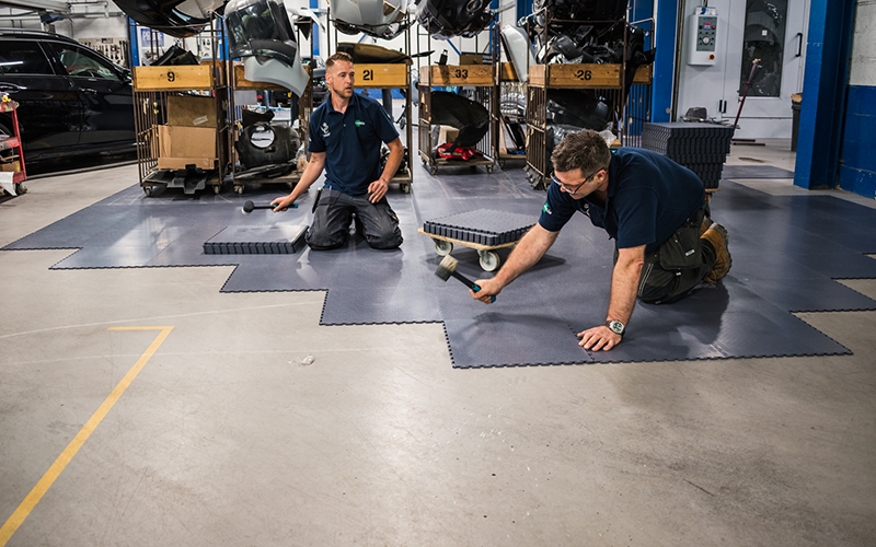 Verlegen der PVC Fliesen mit Klicksystem auf industriellem Boden